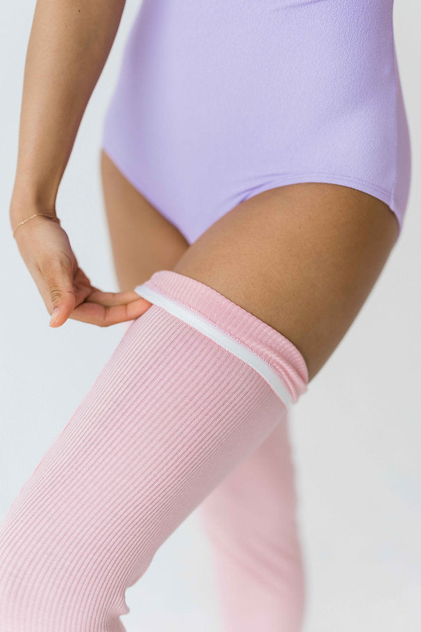 ジュールダンスウェア 滑り止め付きレッグウォーマー：ライトピンクリブ Jule Dancewear No-Slip Legwarmer: Light Pink Rib